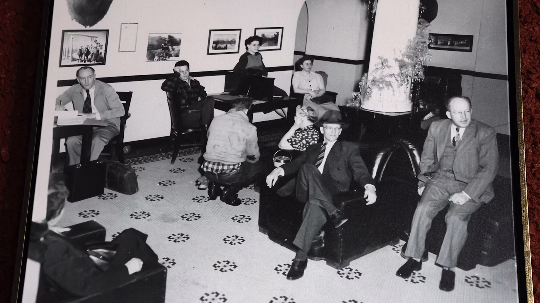 Hotel-LaBonte-Lobby-Time-3.2.25
